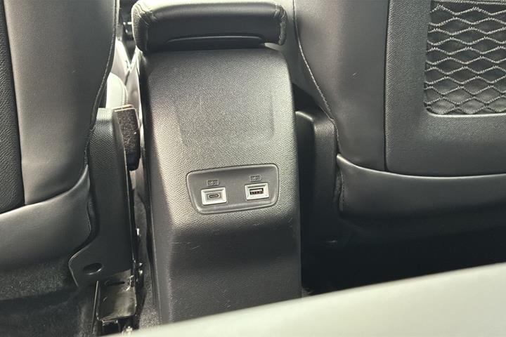 Grå Peugeot e-2008 fra 2024