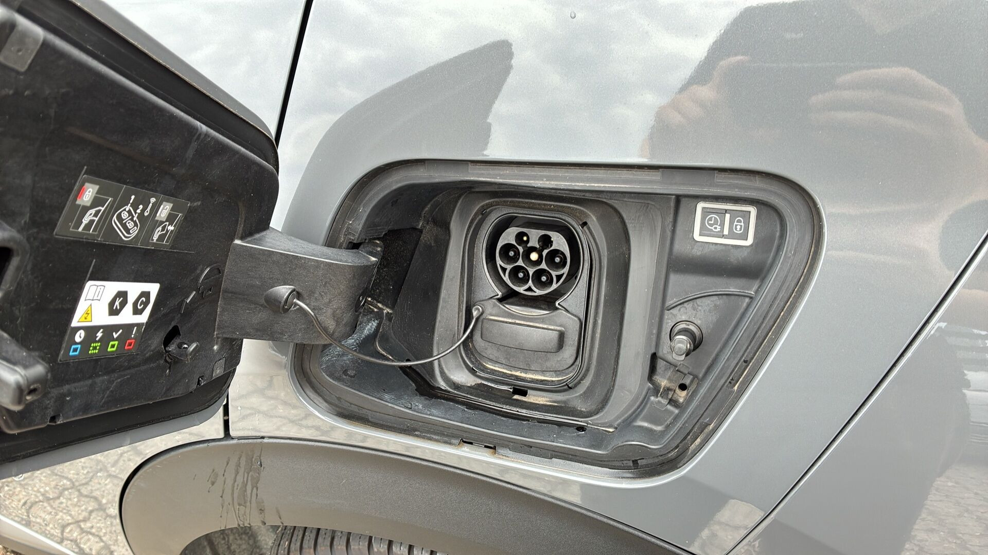 Grå Peugeot e-2008 fra 2024
