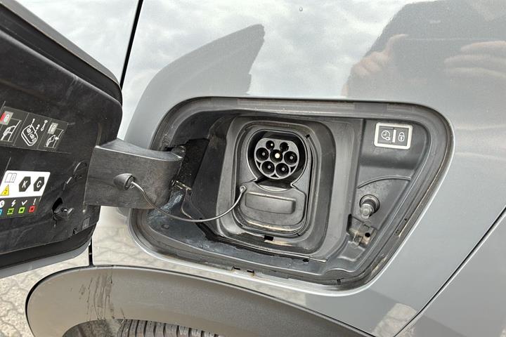 Grå Peugeot e-2008 fra 2024