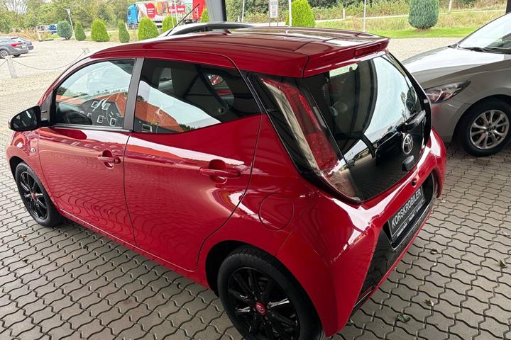 Rød Toyota Aygo fra 2016