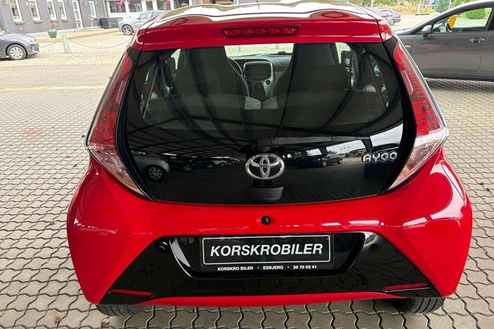 Rød Toyota Aygo fra 2016