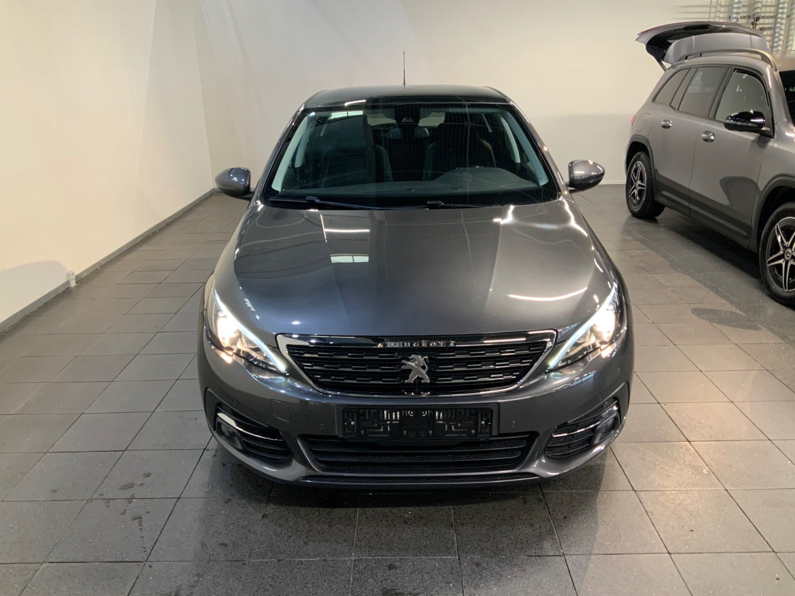 Grå Peugeot 308 fra 2018
