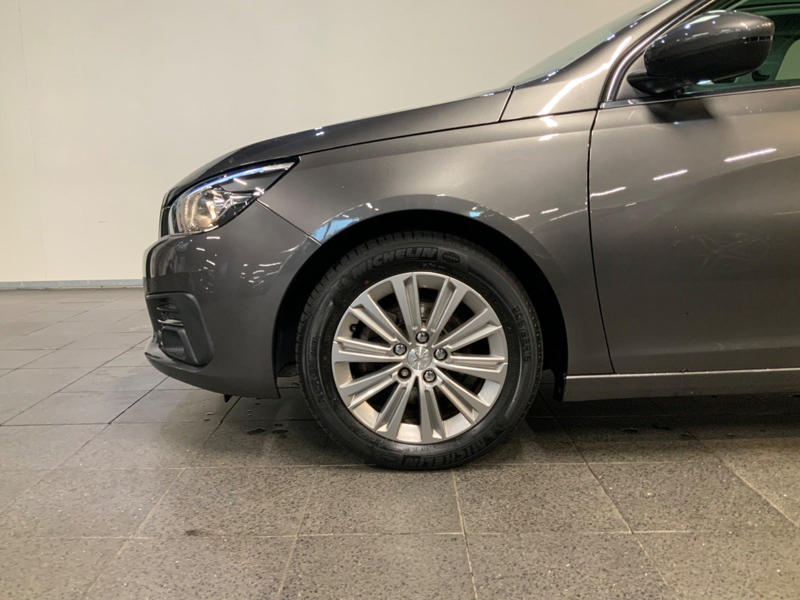 Grå Peugeot 308 fra 2018