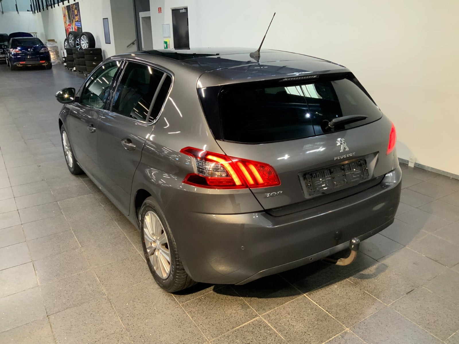 Grå Peugeot 308 fra 2018