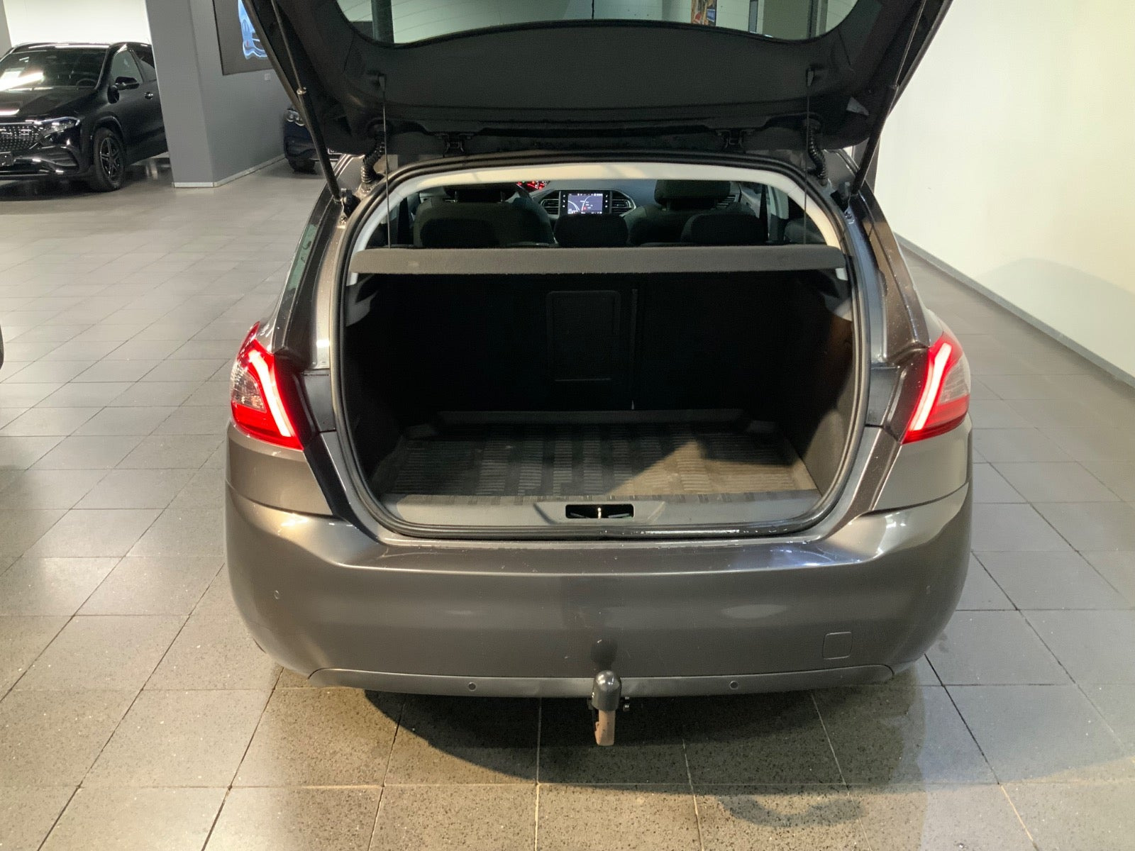 Grå Peugeot 308 fra 2018