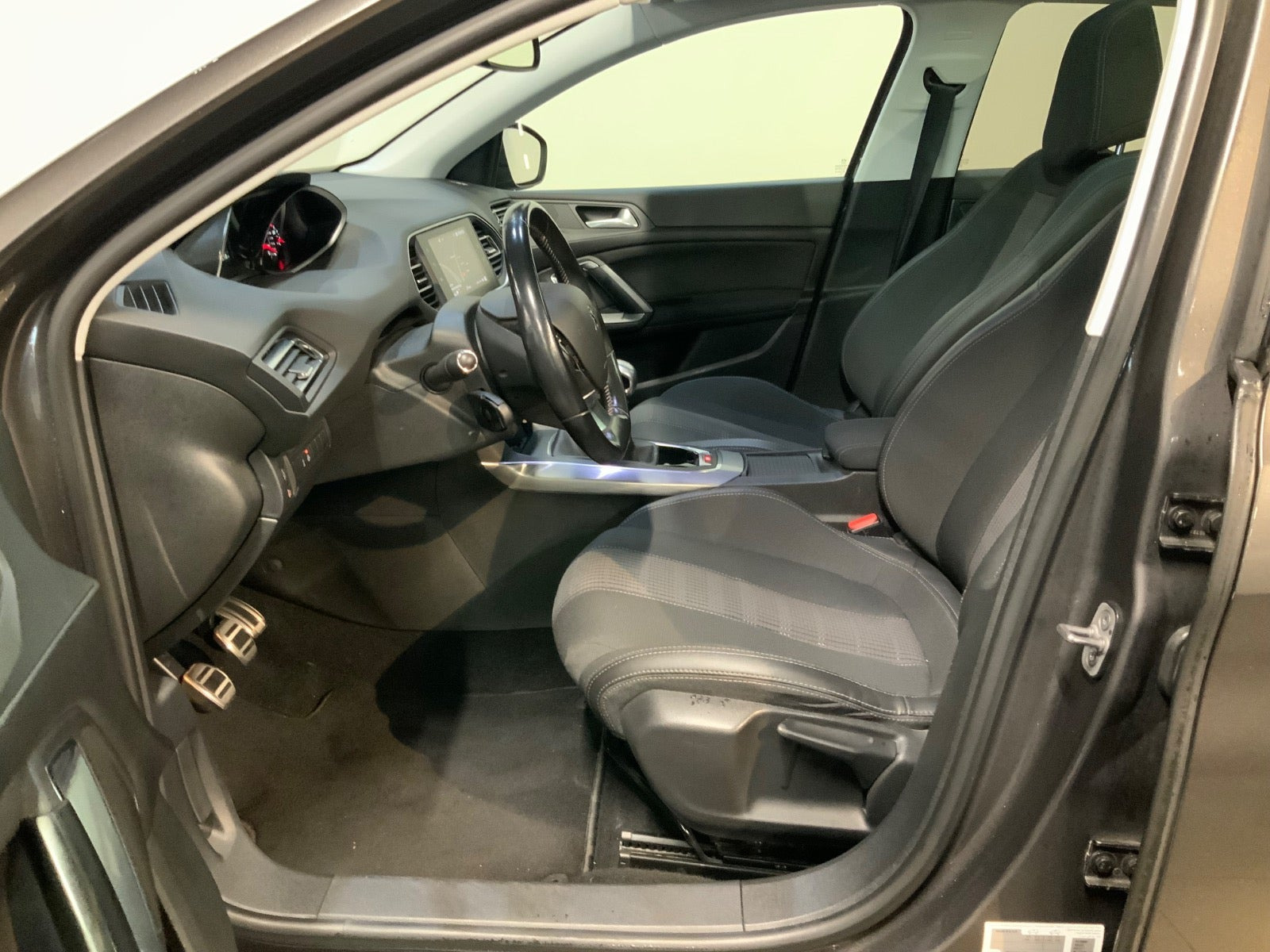 Grå Peugeot 308 fra 2018