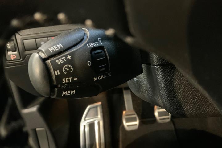 Grå Peugeot 308 fra 2018