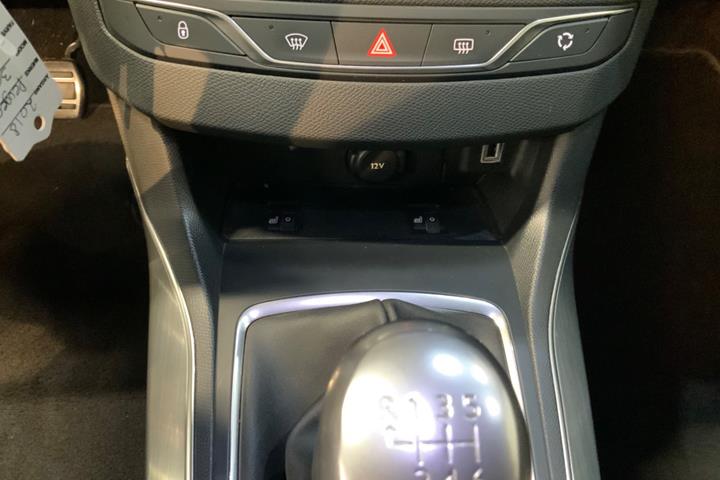 Grå Peugeot 308 fra 2018