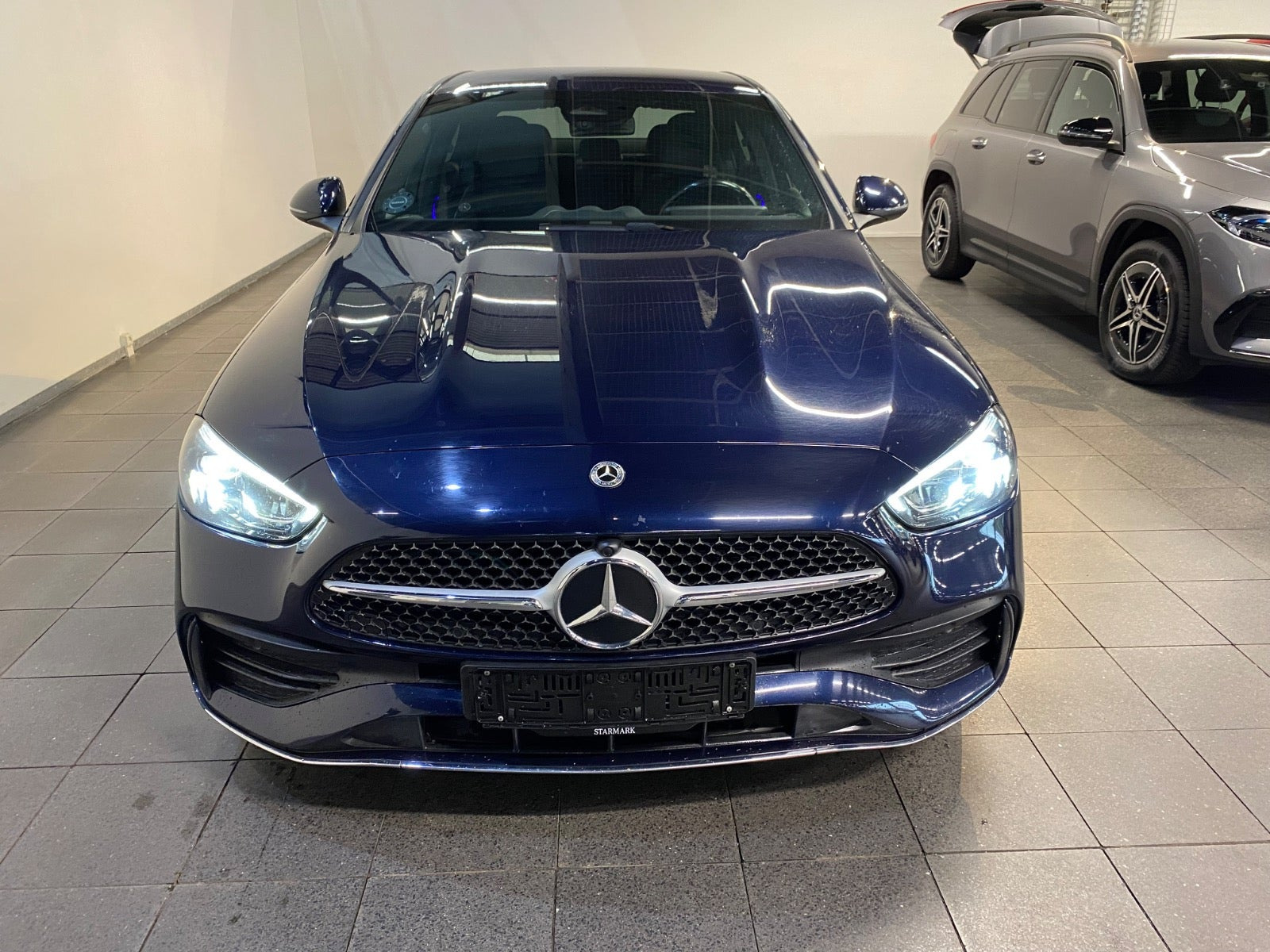 Blå Mercedes C300 e fra 2022