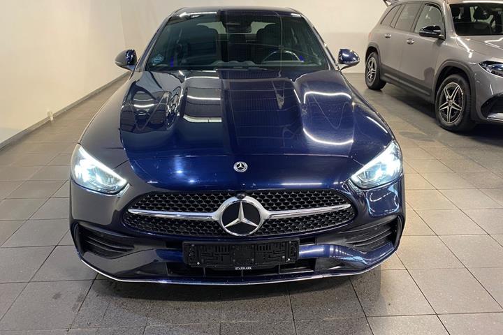 Blå Mercedes C300 e fra 2022