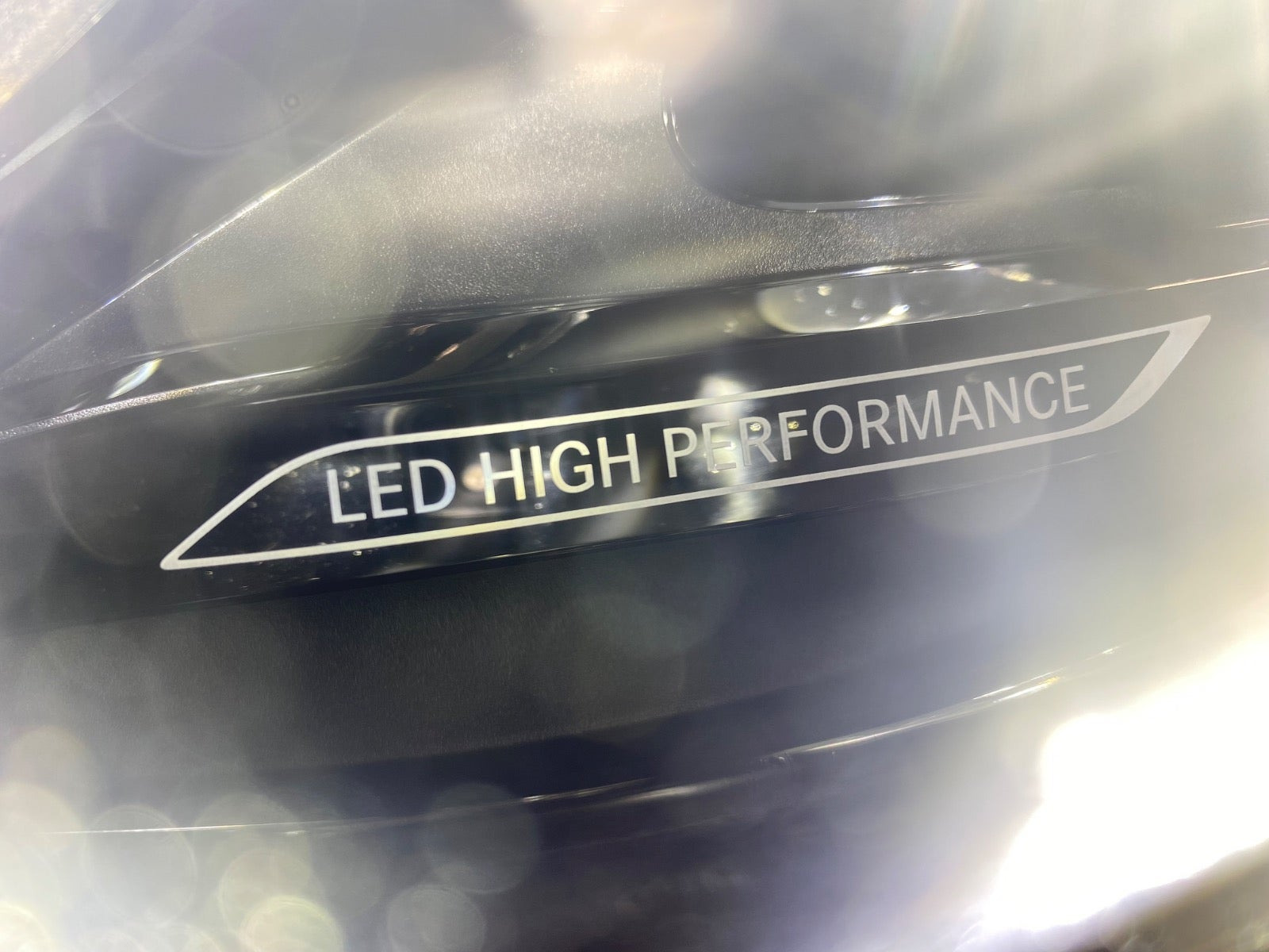 Blå Mercedes C300 e fra 2022
