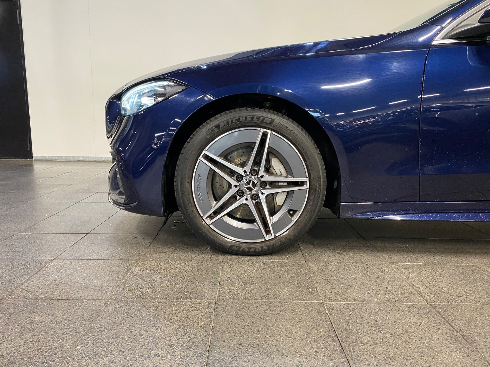 Blå Mercedes C300 e fra 2022