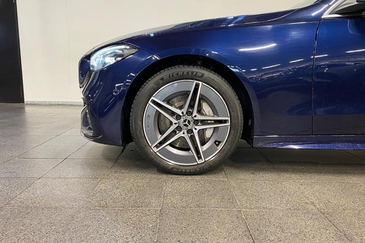 Blå Mercedes C300 e fra 2022