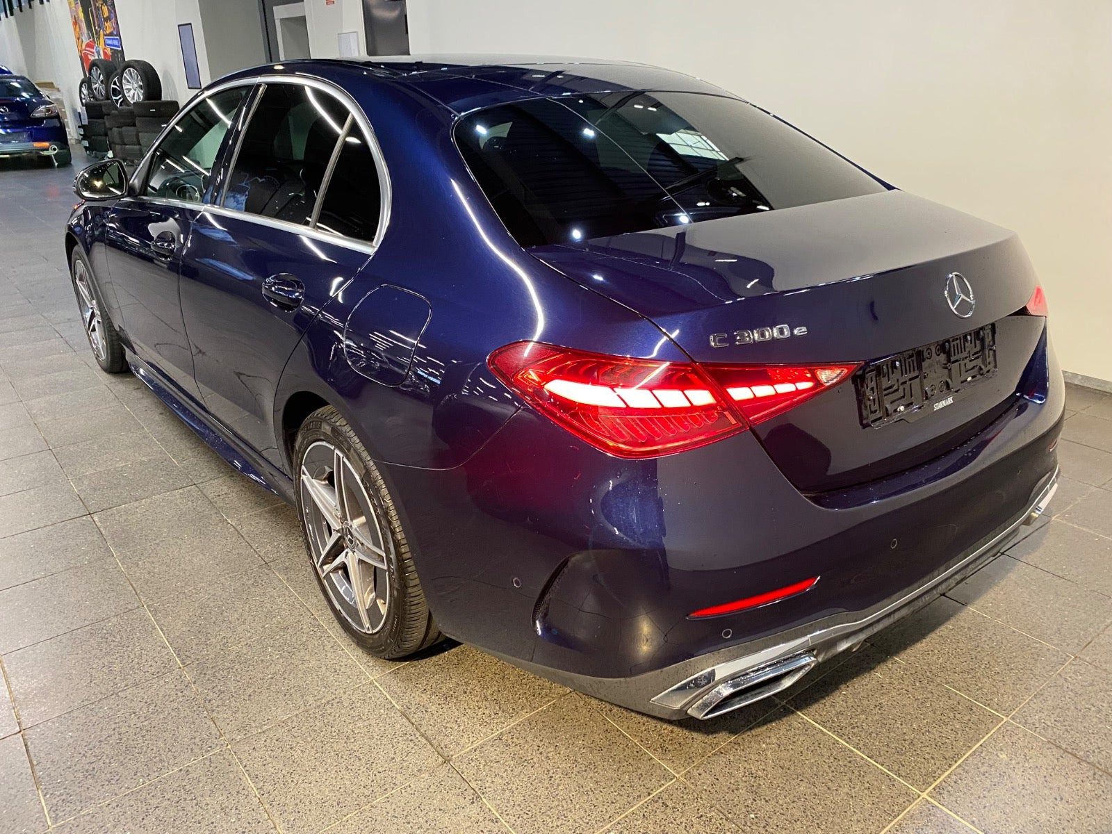 Blå Mercedes C300 e fra 2022
