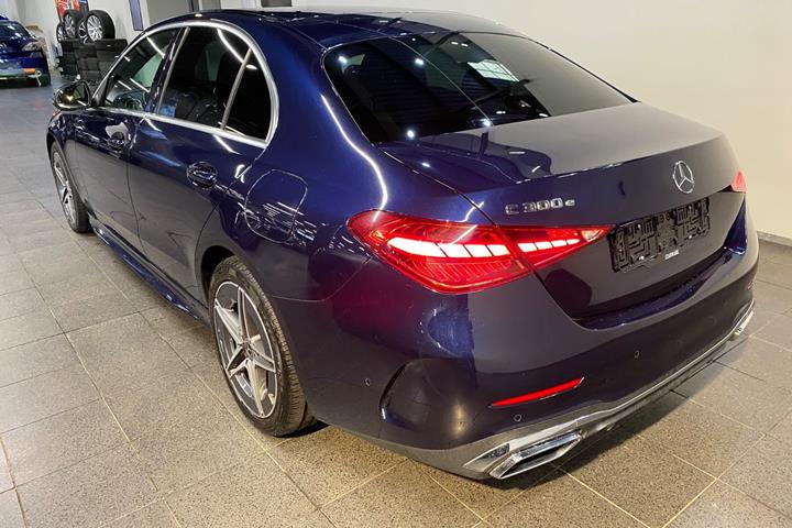 Blå Mercedes C300 e fra 2022