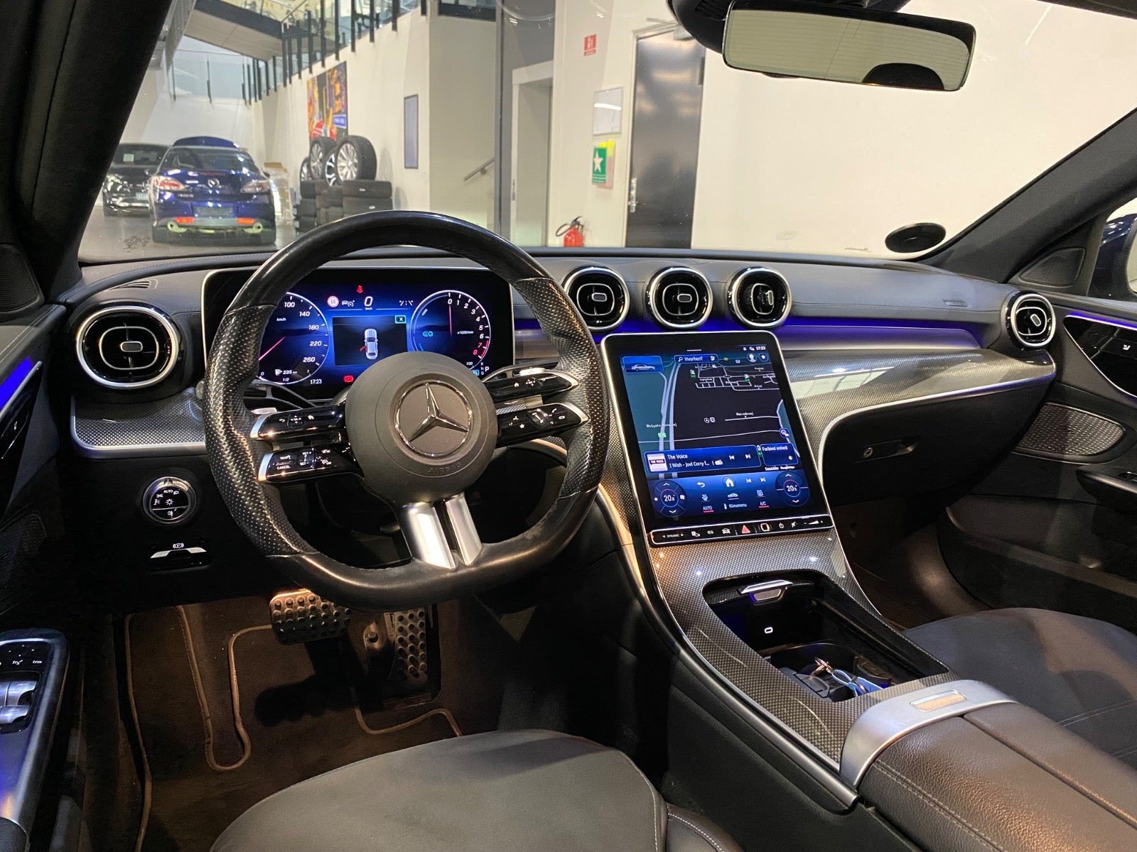 Blå Mercedes C300 e fra 2022
