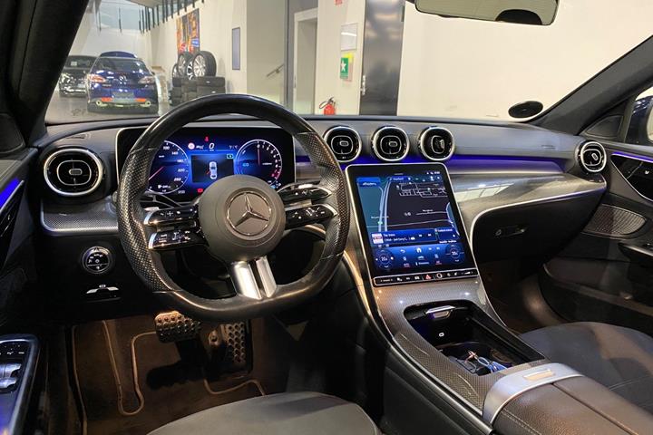 Blå Mercedes C300 e fra 2022