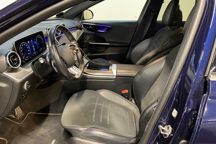 Blå Mercedes C300 e fra 2022