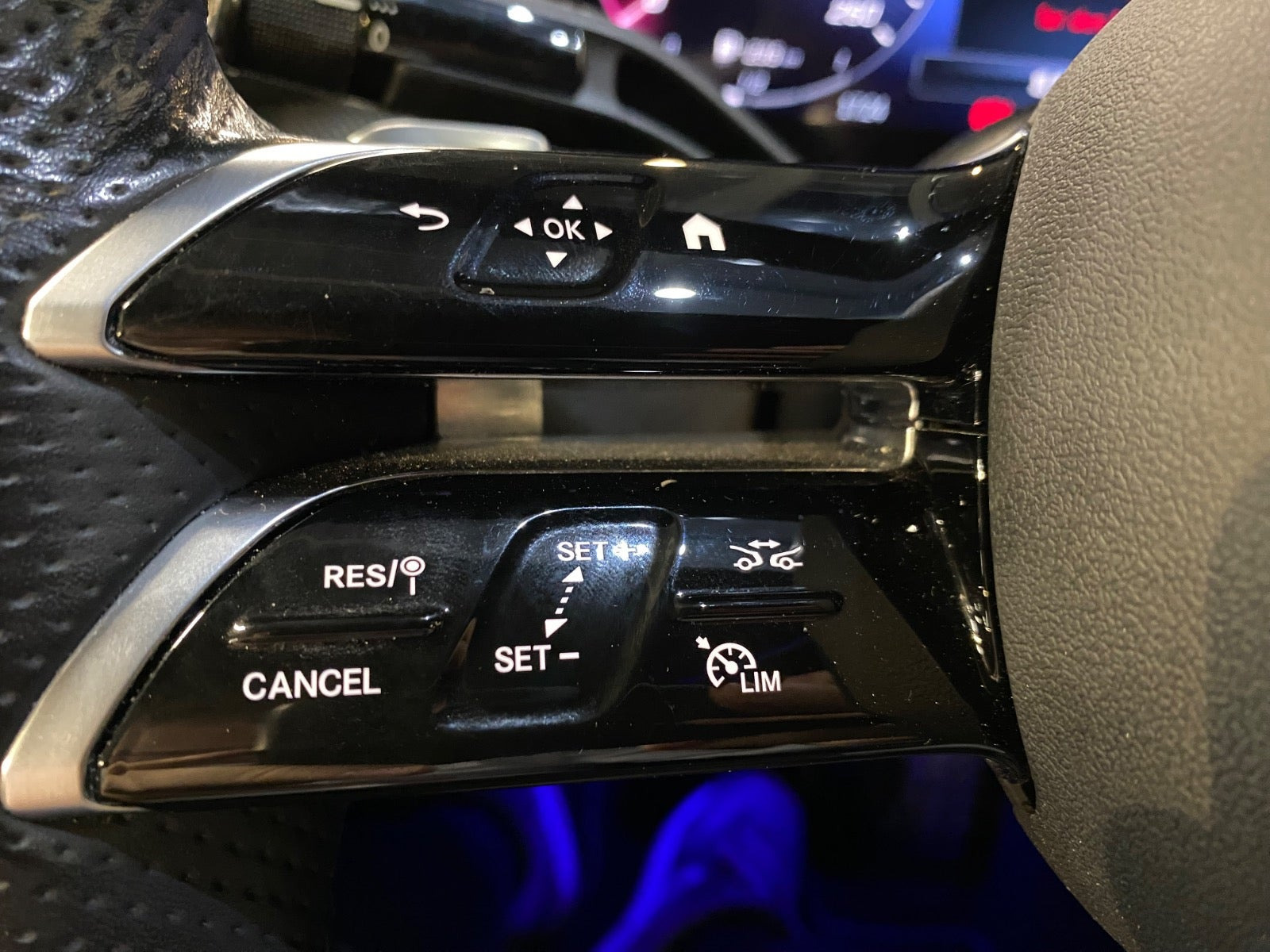 Blå Mercedes C300 e fra 2022