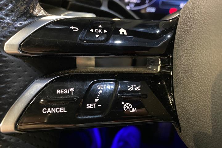 Blå Mercedes C300 e fra 2022