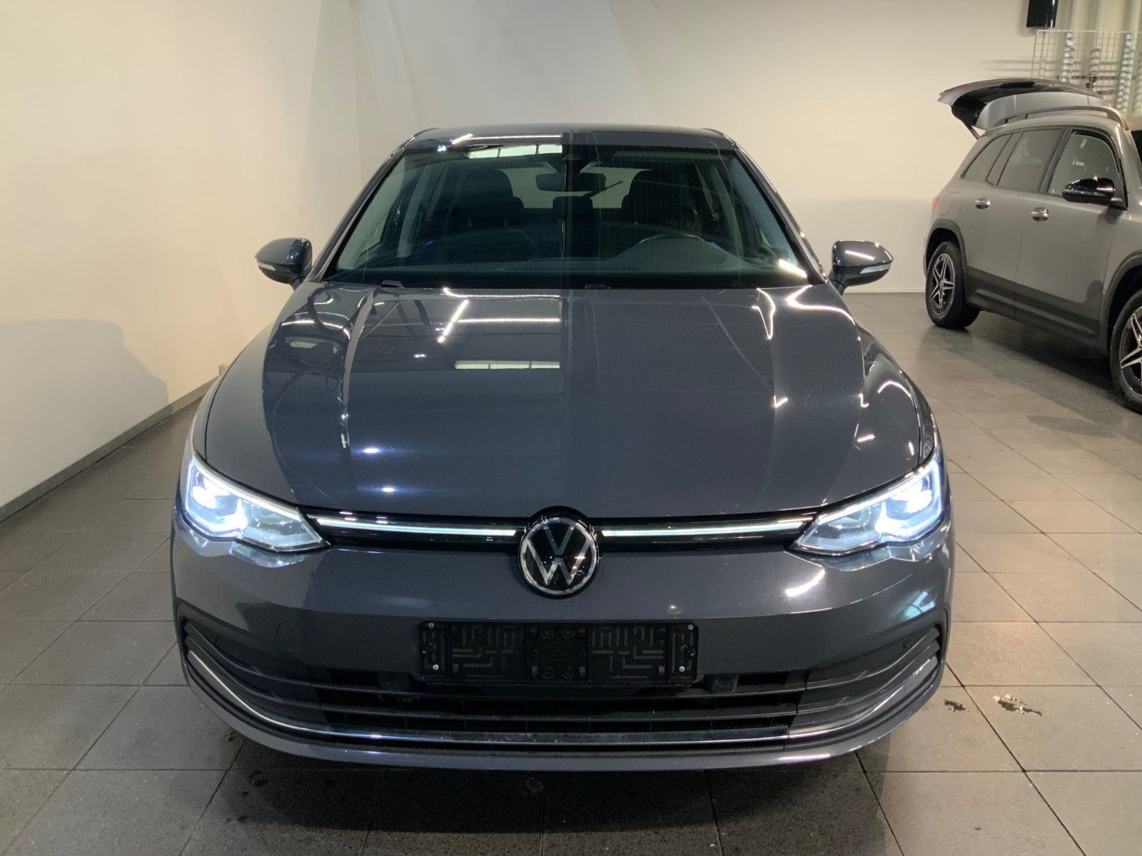 Grå VW Golf VIII fra 2021
