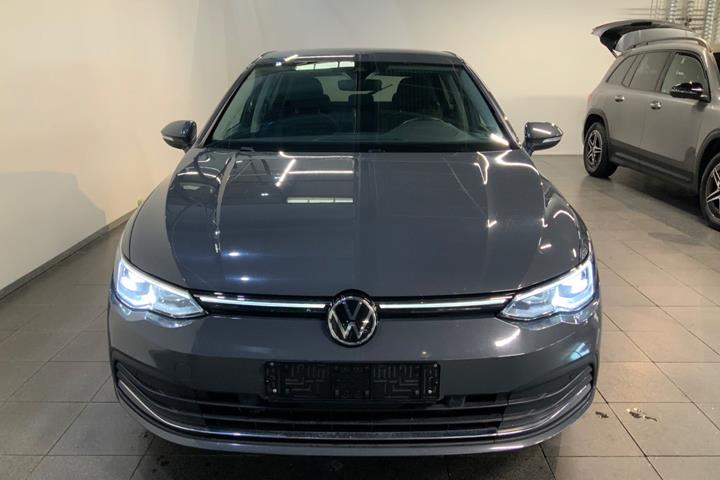 Grå VW Golf VIII fra 2021