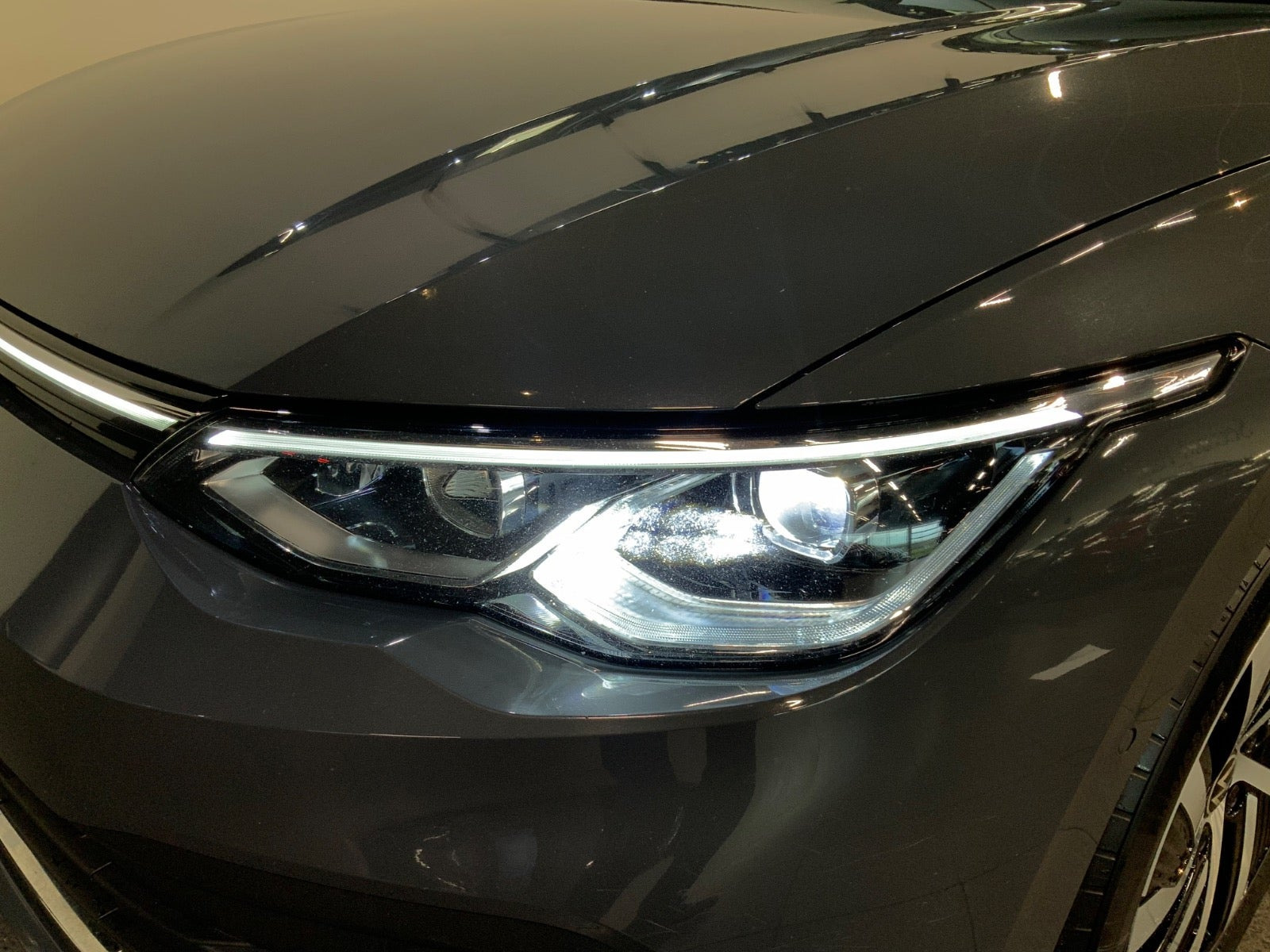 Grå VW Golf VIII fra 2021