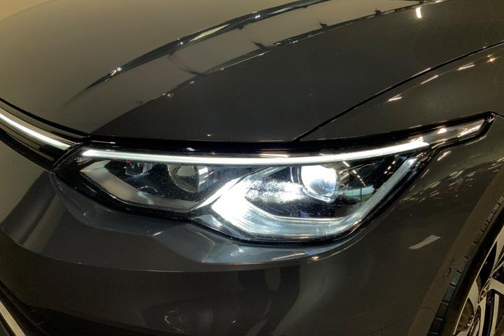 Grå VW Golf VIII fra 2021