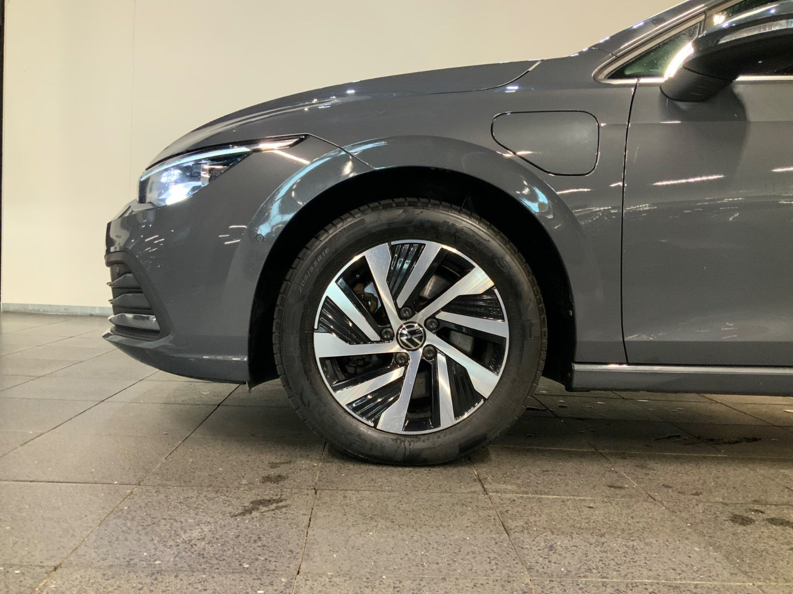 Grå VW Golf VIII fra 2021