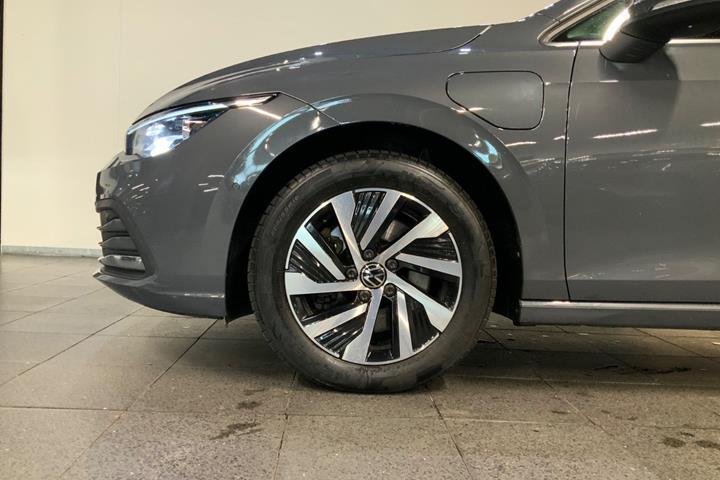 Grå VW Golf VIII fra 2021
