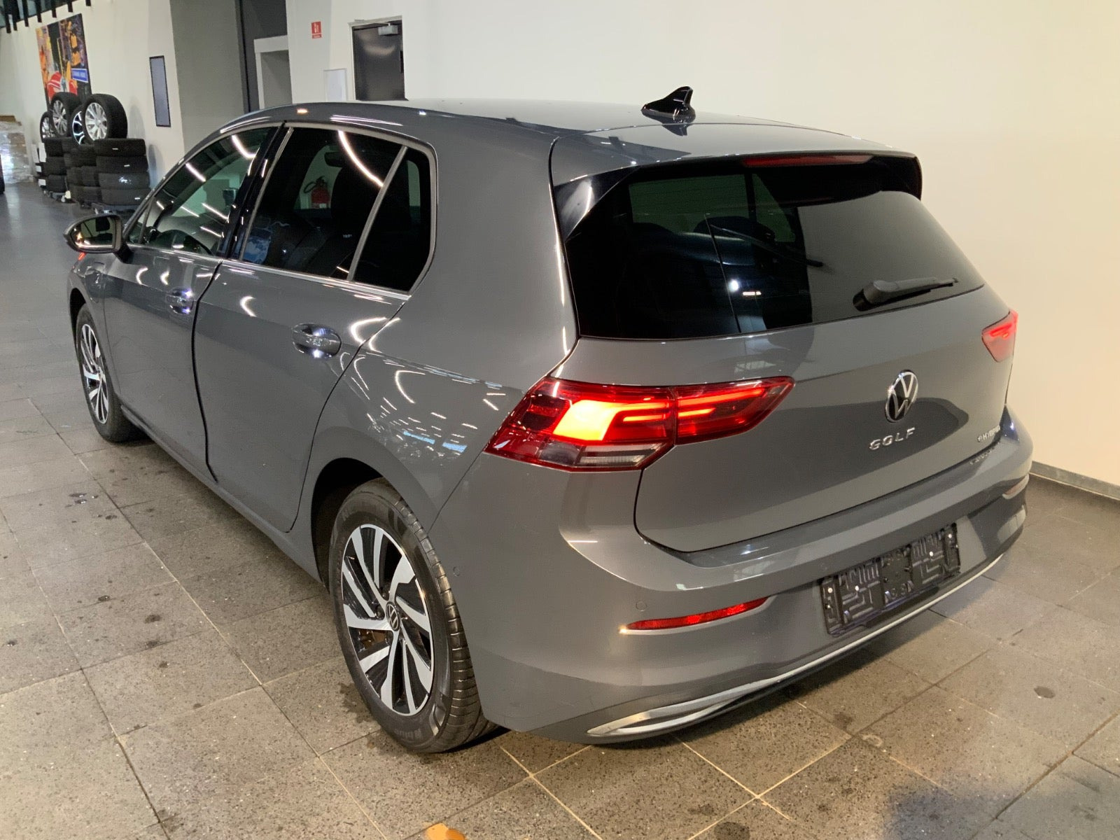 Grå VW Golf VIII fra 2021