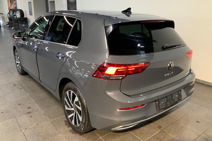 Grå VW Golf VIII fra 2021