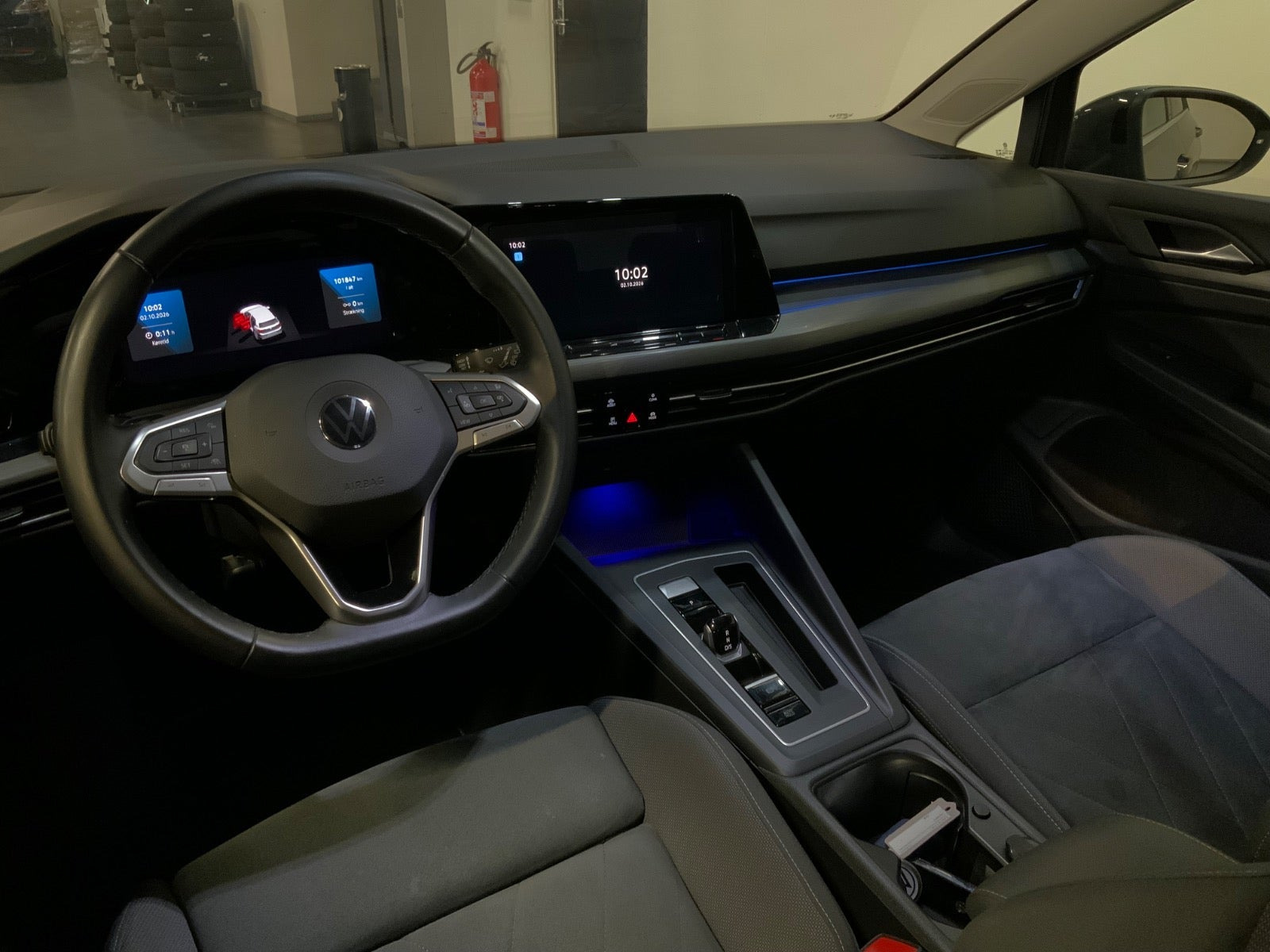 Grå VW Golf VIII fra 2021