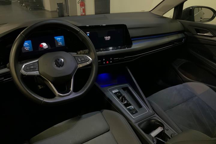 Grå VW Golf VIII fra 2021