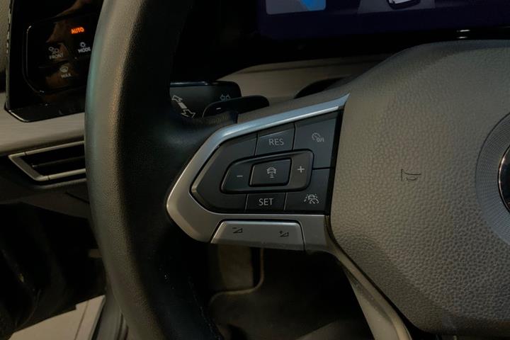 Grå VW Golf VIII fra 2021
