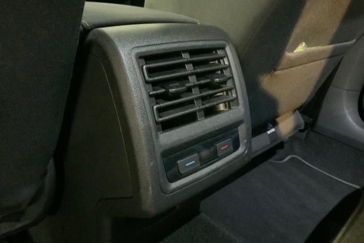 Grå VW Golf VIII fra 2021
