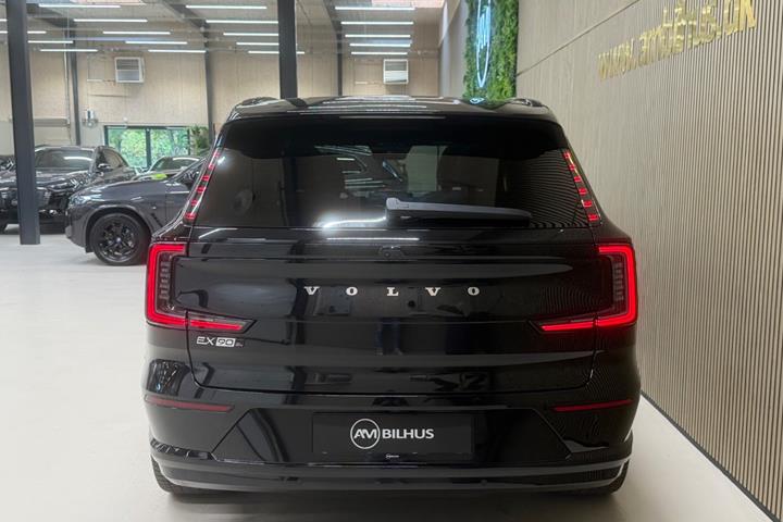 Sort Volvo EX90 fra 2025