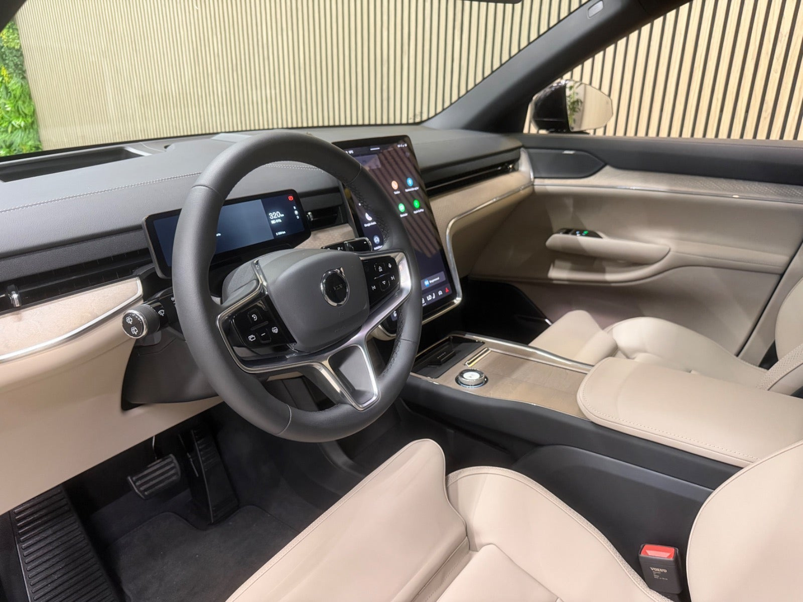 Sort Volvo EX90 fra 2025
