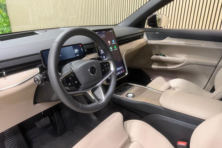 Sort Volvo EX90 fra 2025