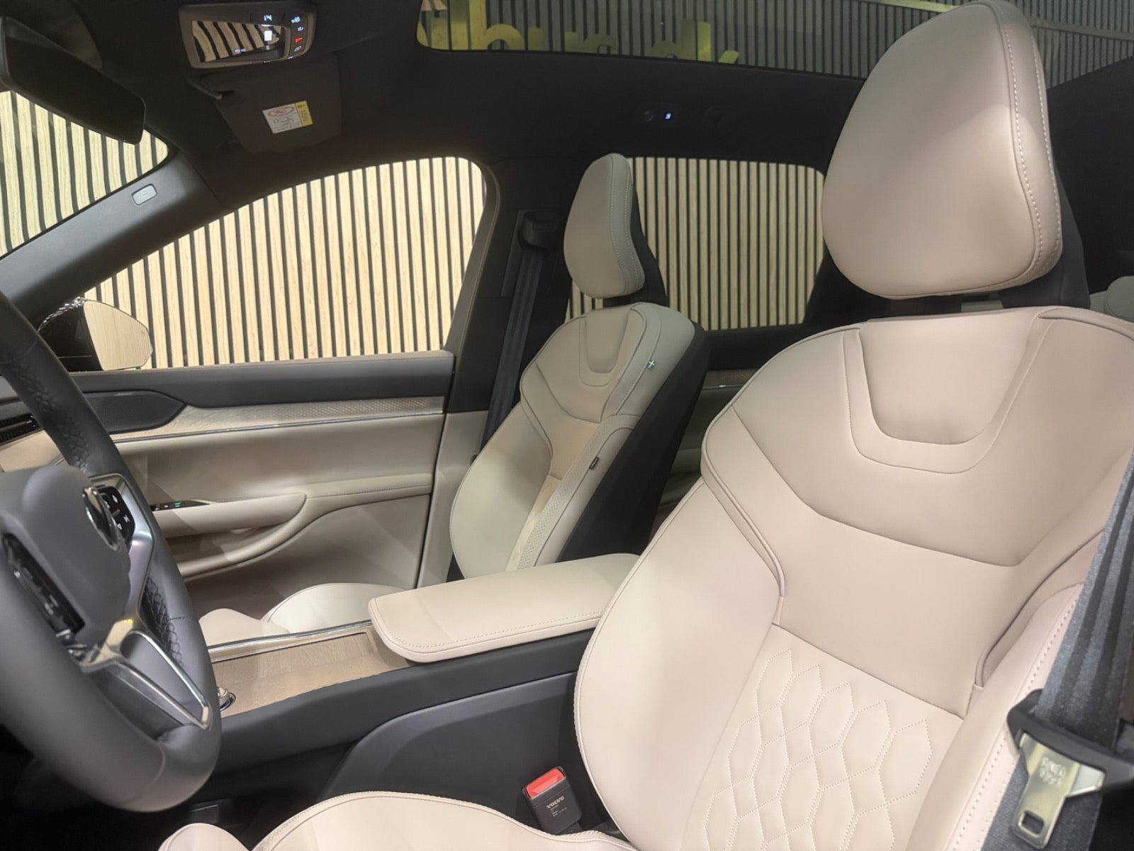 Sort Volvo EX90 fra 2025