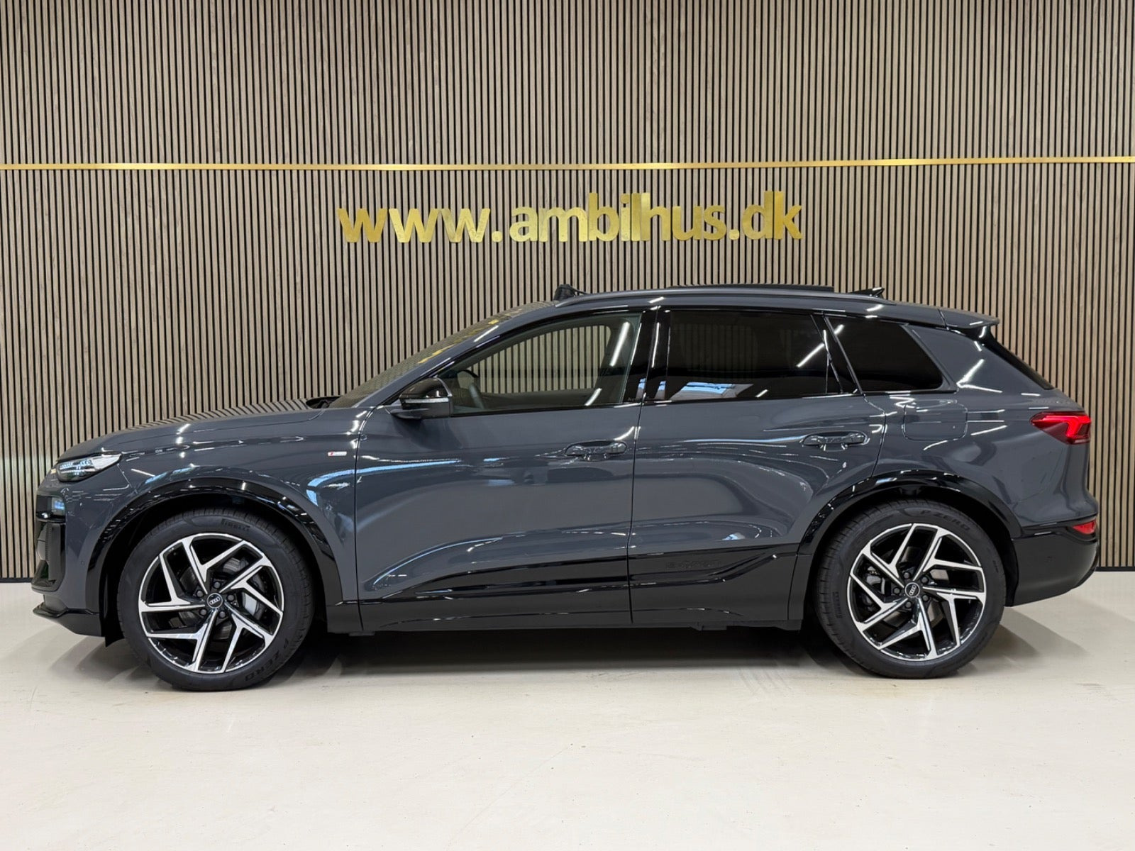 Grå Audi Q6 e-tron fra 2025