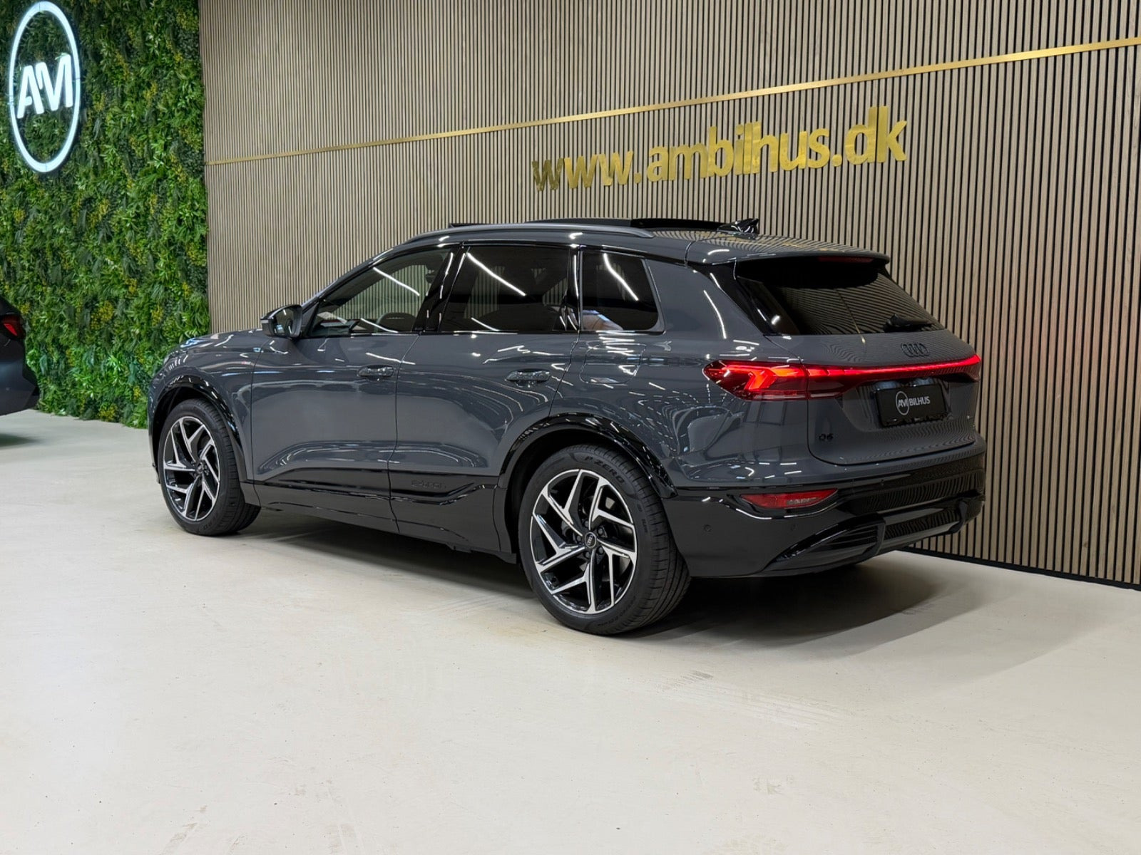 Grå Audi Q6 e-tron fra 2025