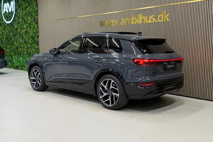 Grå Audi Q6 e-tron fra 2025