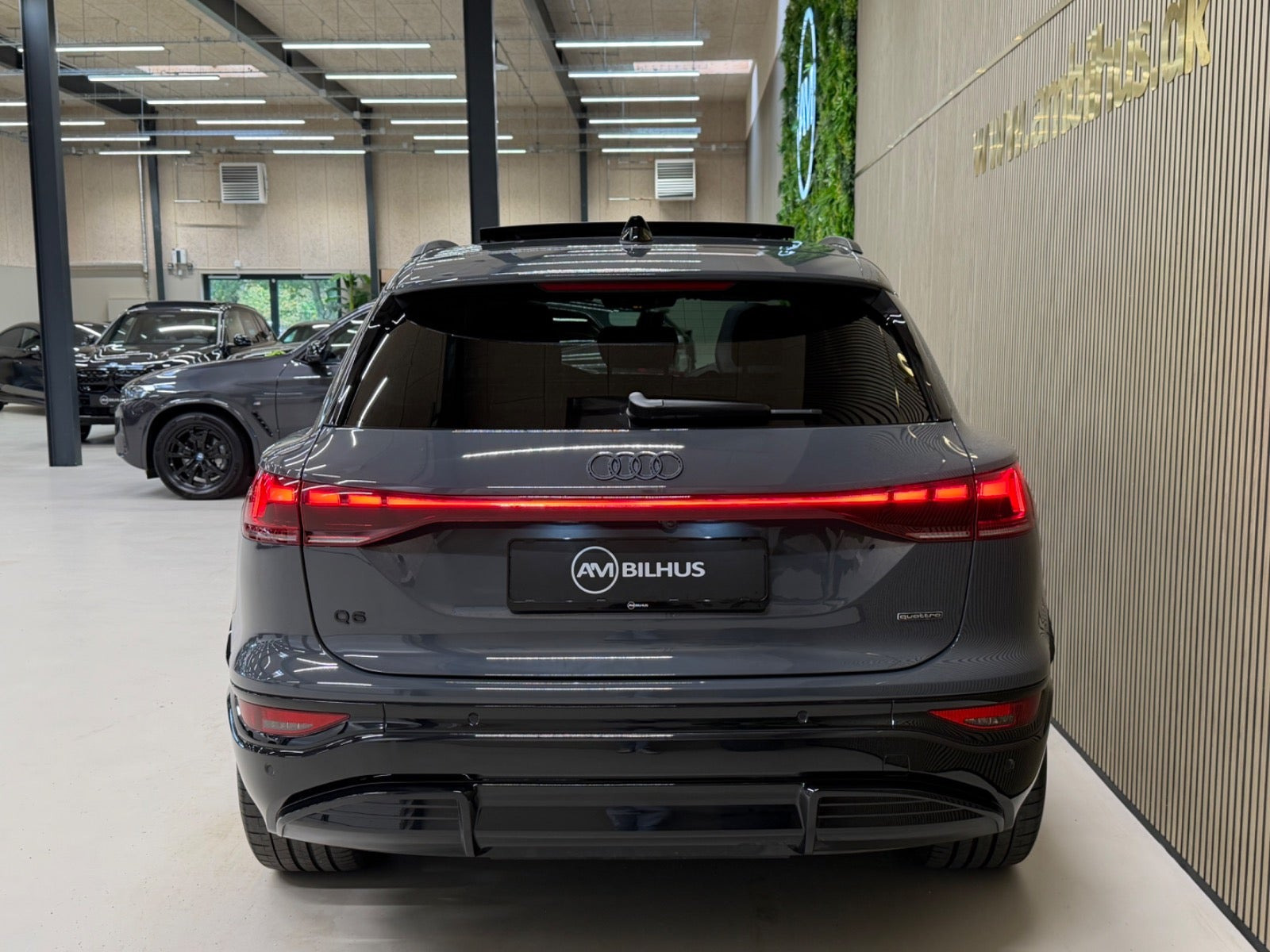 Grå Audi Q6 e-tron fra 2025