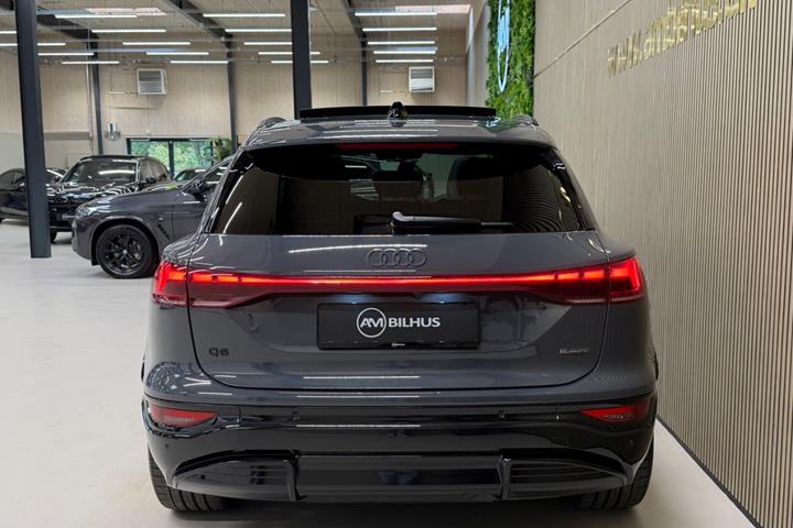 Grå Audi Q6 e-tron fra 2025