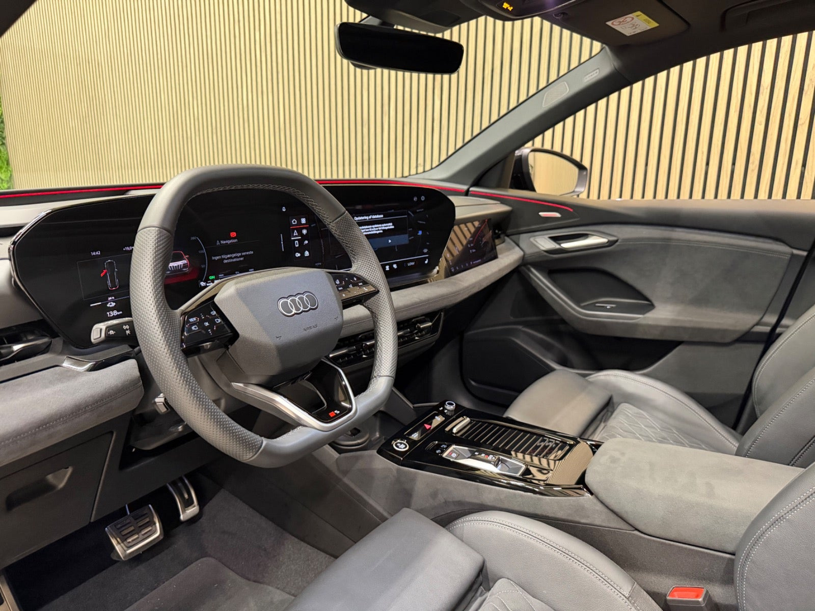 Grå Audi Q6 e-tron fra 2025
