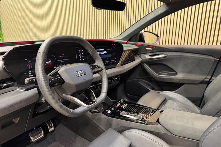 Grå Audi Q6 e-tron fra 2025