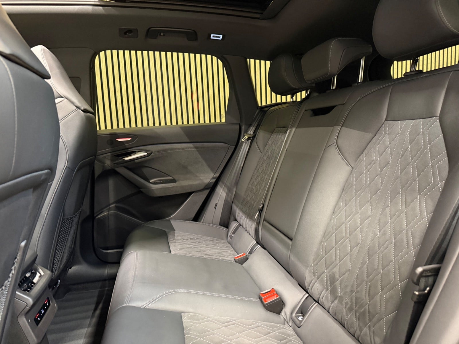 Grå Audi Q6 e-tron fra 2025