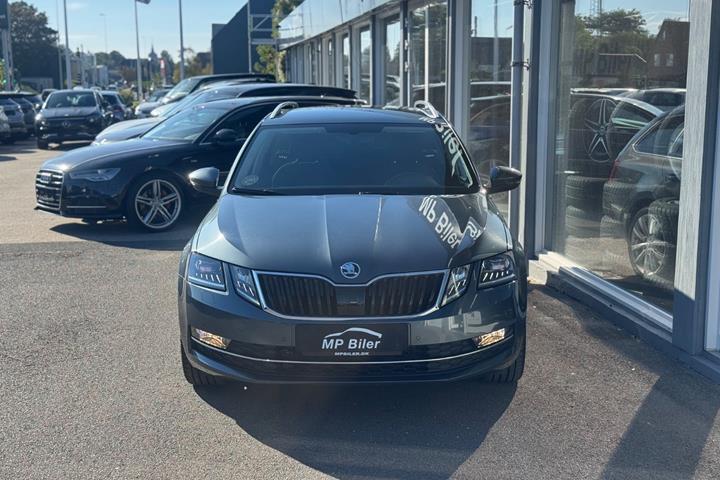 Blå Skoda Octavia fra 2019