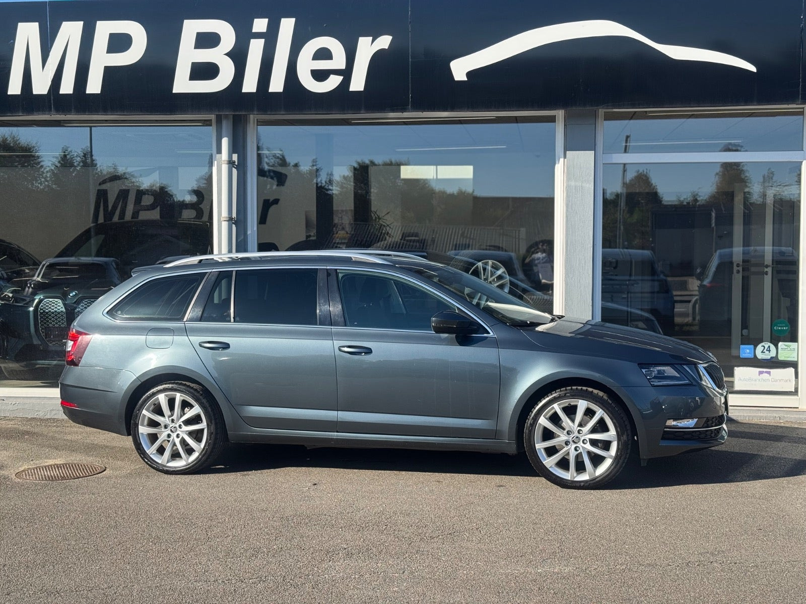 Blå Skoda Octavia fra 2019